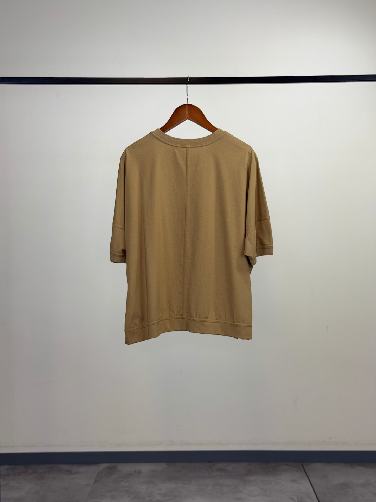 ロゴパッチTシャツ