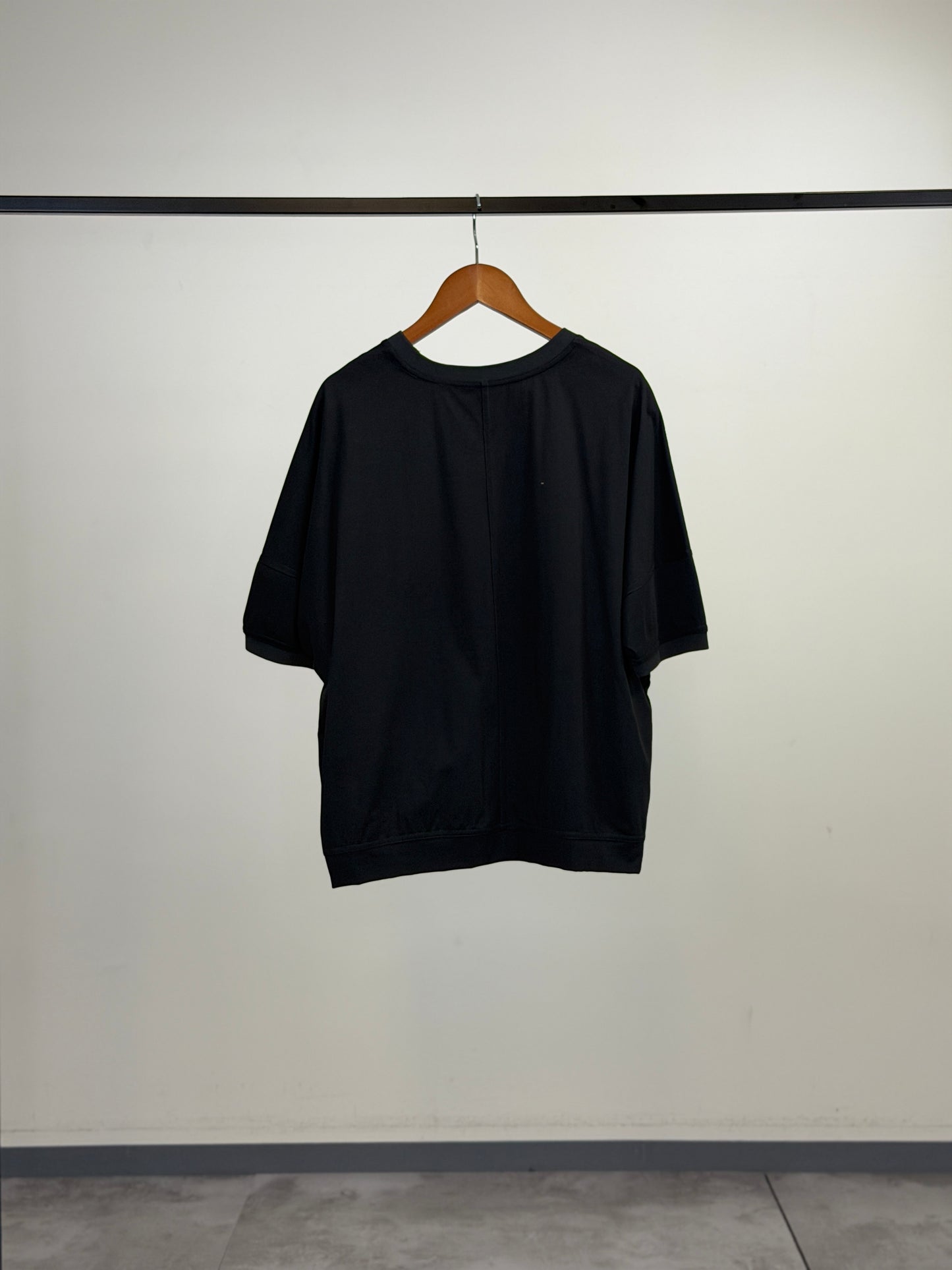 ロゴパッチTシャツ