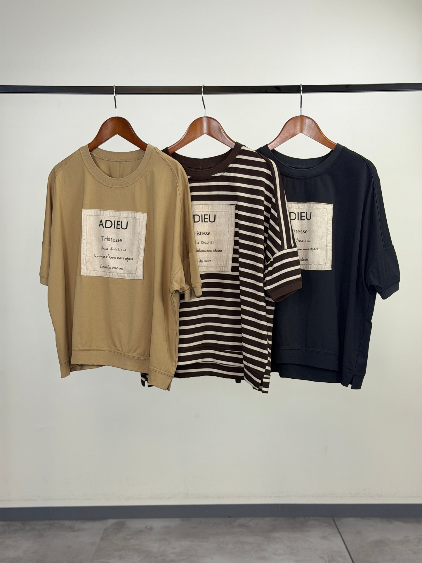 ロゴパッチTシャツ