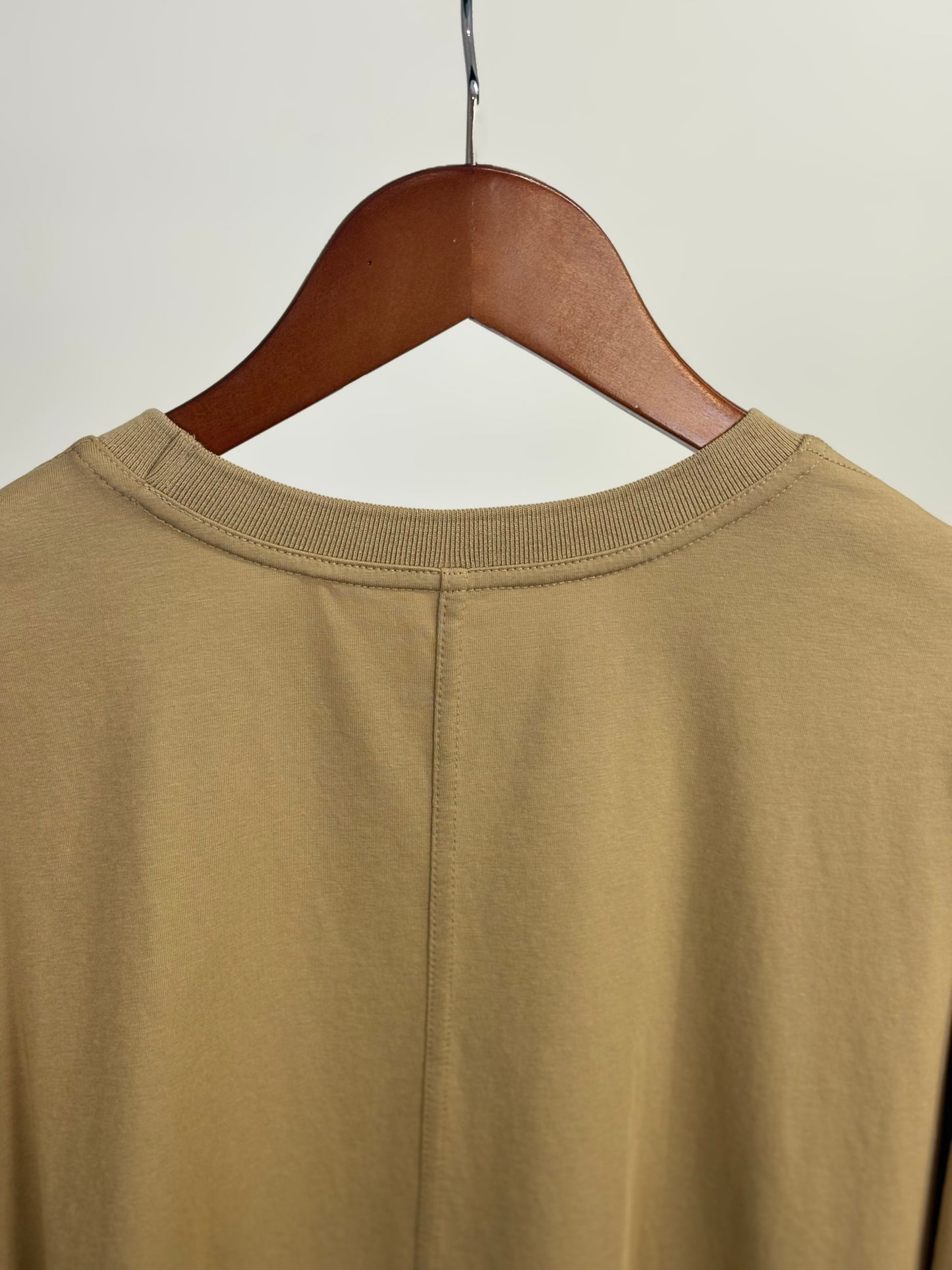 ロゴパッチTシャツ